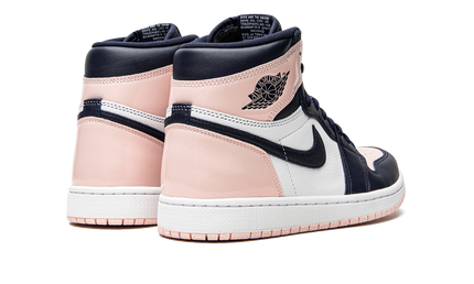 Lucht Jordan 1 HIGH WMNS "Bubble Gum" schoenen in roze en wit met glanzende afwerking en hoge enkelstijl.