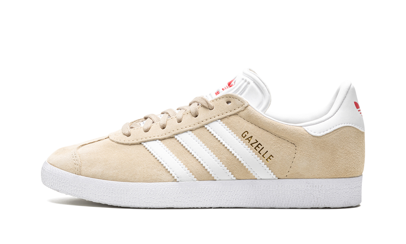 Witte Adidas Gazelle dames schoenen in beige met leren bovenkant en witte zool, stijlvolle sneakers voor dames.