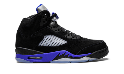 Zwarte Air Jordan 5 Retro sneakers met blauwe accenten en wit midsole, zichtbaar op een witte achtergrond.