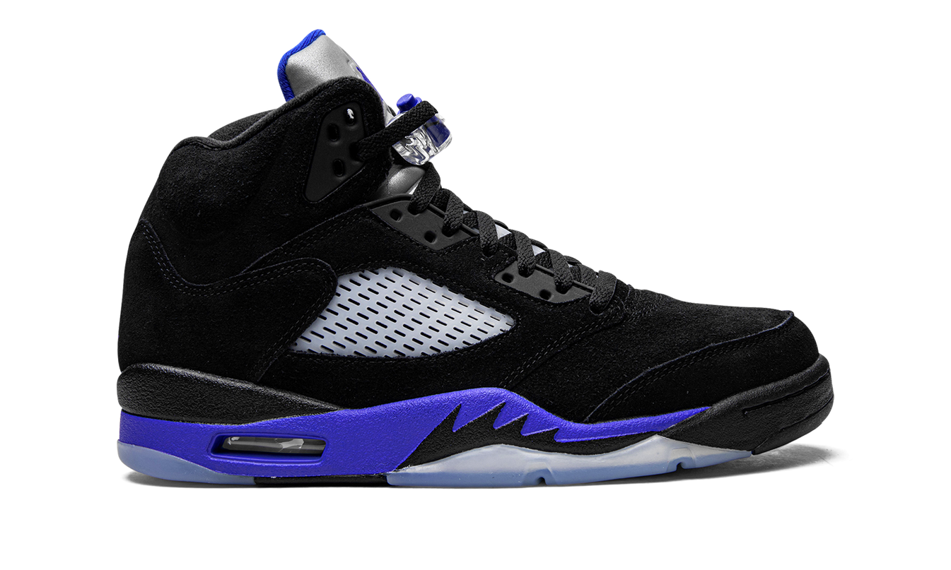 Zwarte Air Jordan 5 Retro sneakers met blauwe accenten en wit midsole, zichtbaar op een witte achtergrond.