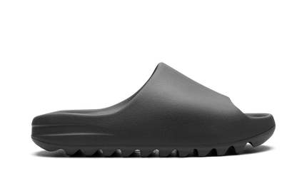 Witte Yeezy Slide "Granite" slippers van Mijn winkel met comfortabele, schuimrubberzool en brede band.