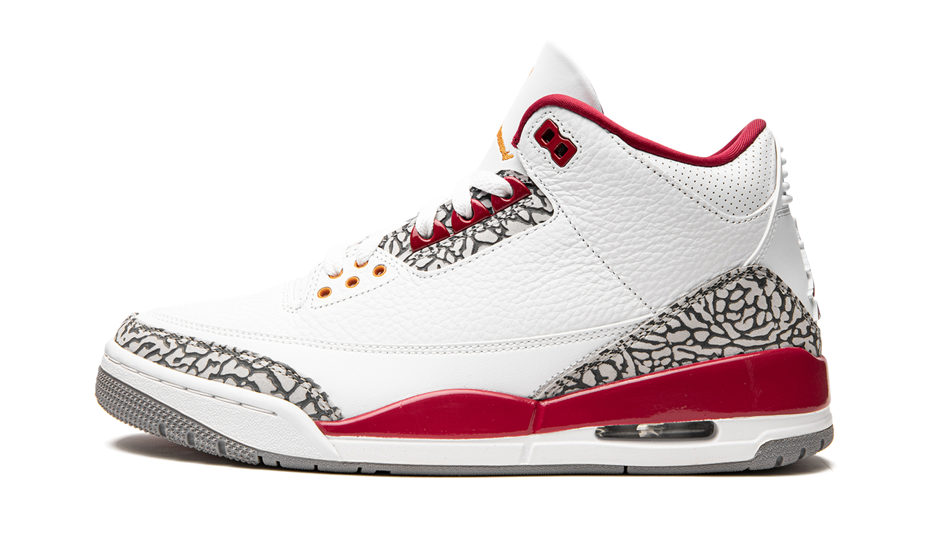 Witte en rode Air Jordan 3 sneakers met leren bovenkant en Nike Swoosh, zichtbaar in close-up.