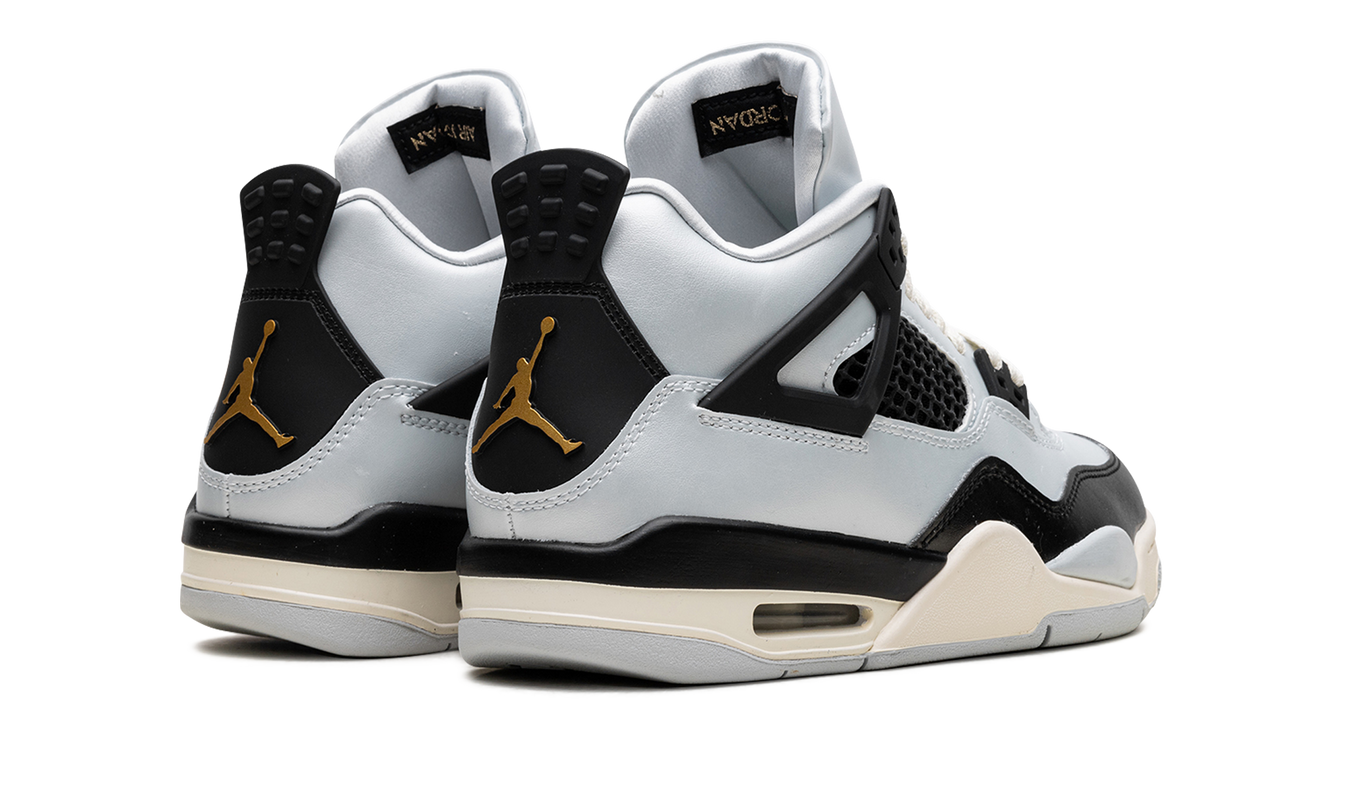 Zwarte en witte Air Jordan 4 GS schoenen met Pure Platinum details, zichtbaar op de afbeelding.