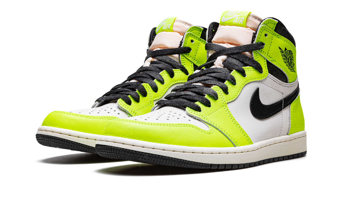Zwarte en witte Air Jordan 1 High OG "Visionaire" sneakers met leren details en iconisch ontwerp, gedragen door een persoon op straat.