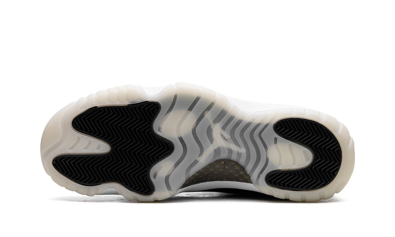 Lucht Jordan 11 "Gratitude" schoenen in zwart en parelmoer, met glanzende details en witte zool.