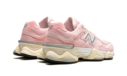 Nieuwe Balance 9060 Crystal Pink schoenen met roze en witte details, zachte materialen en sportieve uitstraling.