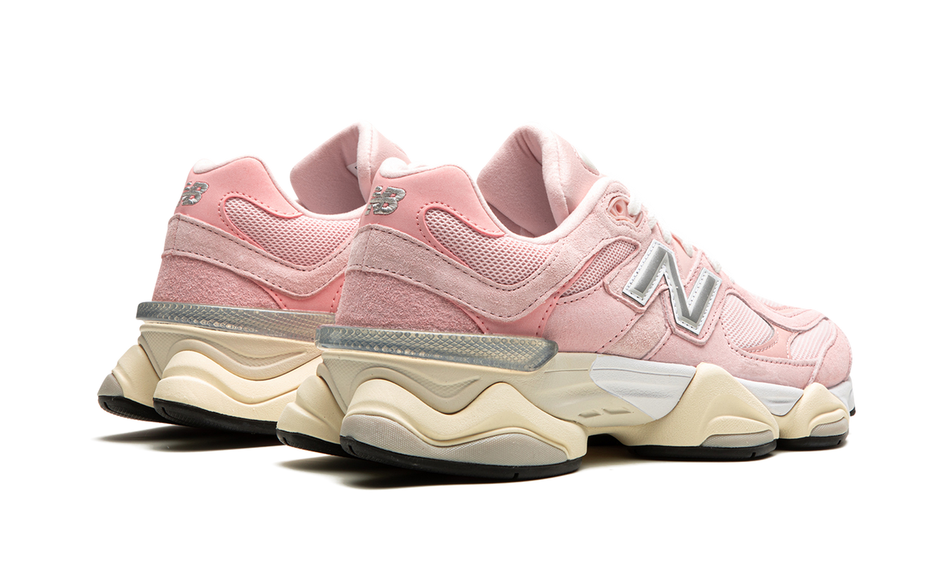 Nieuwe Balance 9060 Crystal Pink schoenen met roze en witte details, zachte materialen en sportieve uitstraling.