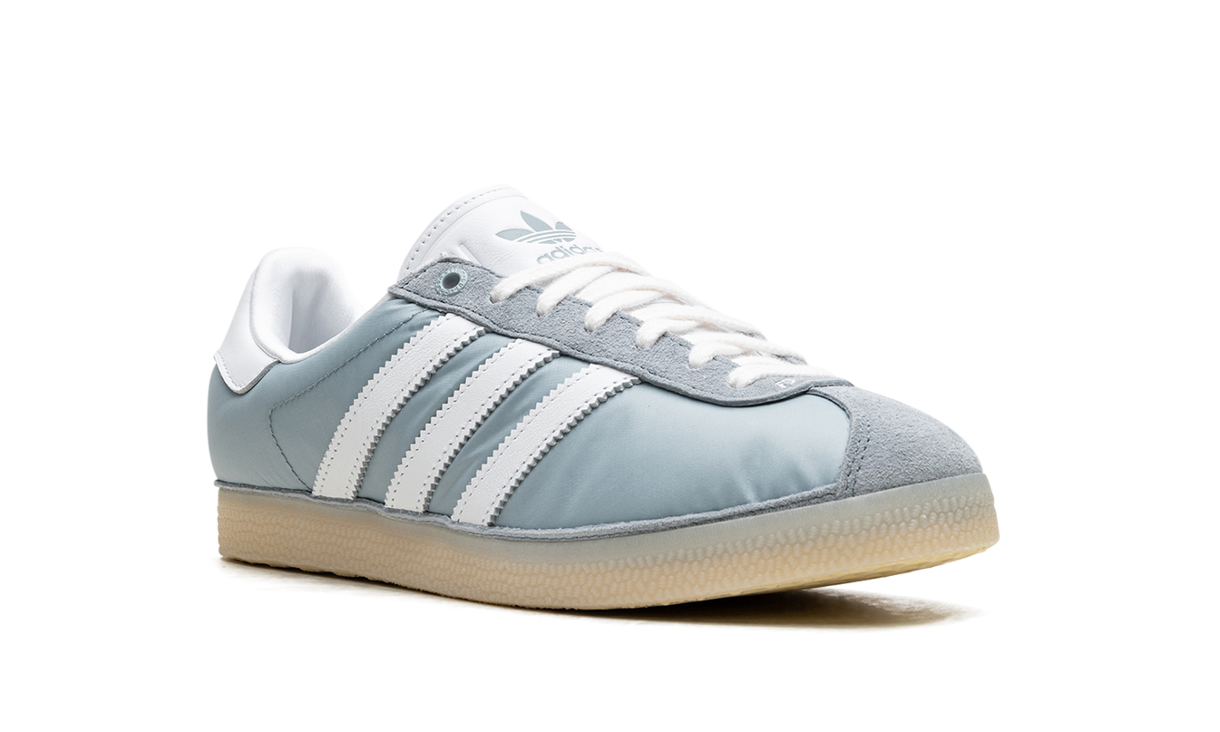 Adidas Gazelle schoenen van Footpatrol - Consortium Cup met zwart-witte leren bovenkant en witte zool, detailfoto