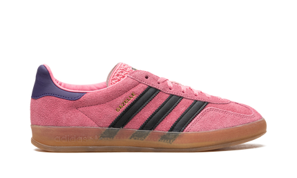 Adidas Gazelle indoor schoenen in roze en paars, met witte zool en klassieke sneakerstijl.
