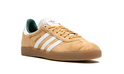 Adidas Gazelle Mesa schoenen in beige en groen, casual sneakers met leren bovenwerk en witte zool, voor heren of dames.