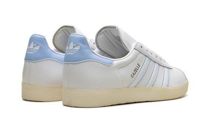 Lichte Adidas Gazelle "Argentina" schoenen in wit en blauw met suède en leren details, zichtbaar op de afbeelding.