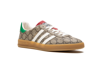 Beige Adidas Gazelle schoenen met Gucci GG Monogram print, lage sneakers voor heren en dames, stijlvolle sportschoenen