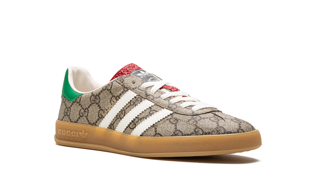 Beige Adidas Gazelle schoenen met Gucci GG Monogram print, lage sneakers voor heren en dames, stijlvolle sportschoenen