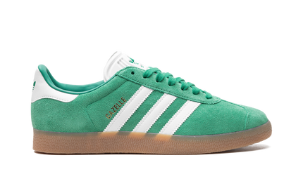 Groene Adidas Gazelle schoenen met gumzool, sportieve sneakers voor heren en dames, detail van groene leren bovenkant.