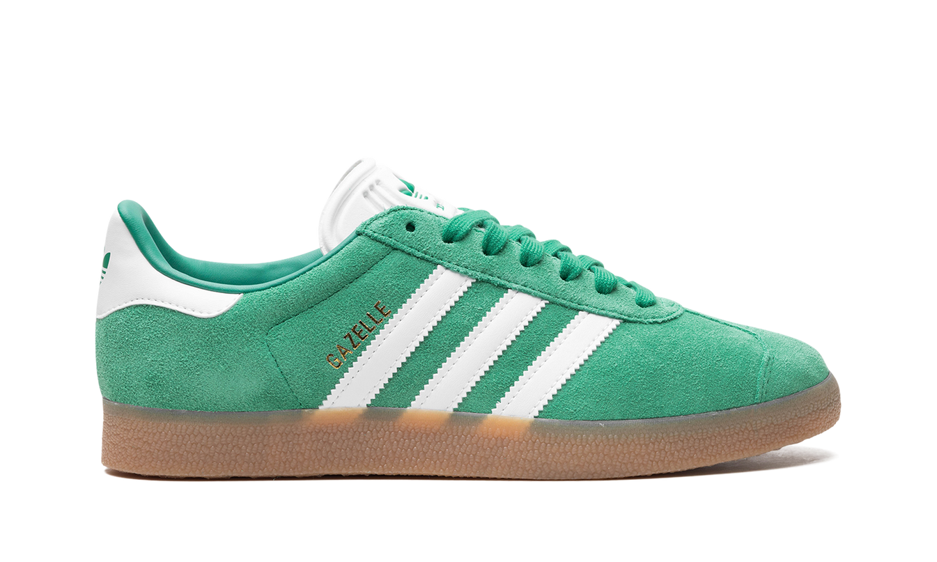 Groene Adidas Gazelle schoenen met gumzool, sportieve sneakers voor heren en dames, detail van groene leren bovenkant.