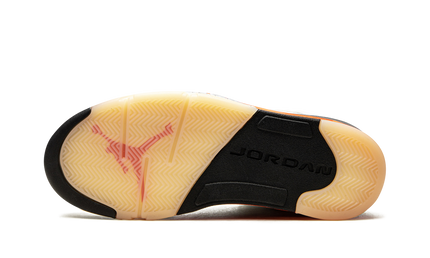 Sneakers Air Jordan 5 Retro "Shattered Backboard" met zwart oranje ontwerp en witte details, sportieve basketbalschoenen.
