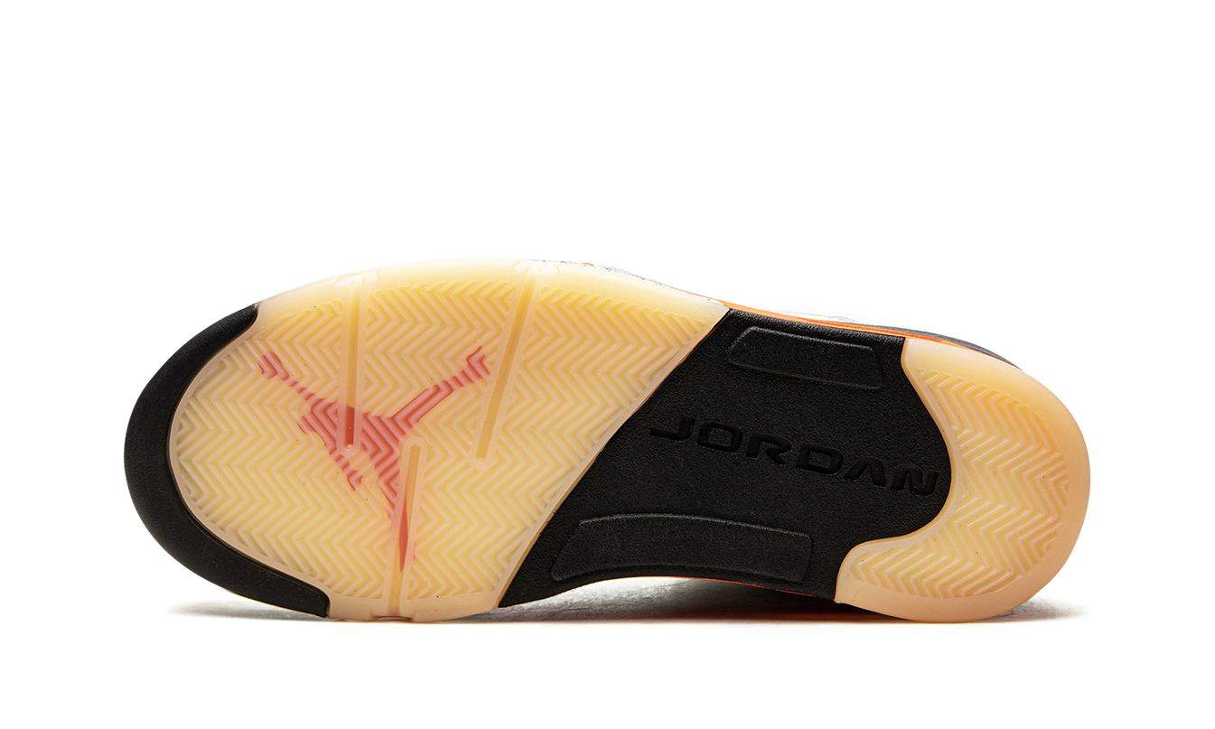 Sneakers Air Jordan 5 Retro "Shattered Backboard" met zwart oranje ontwerp en witte details, sportieve basketbalschoenen.