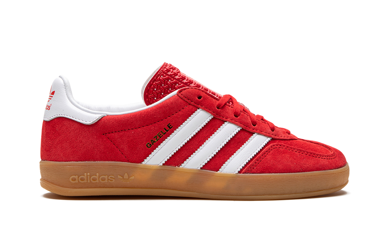 Adidas Gazelle Indoor schoenen in Scarlet Cloud en White, geschikt voor binnen sporten, afgebeeld in close-up.