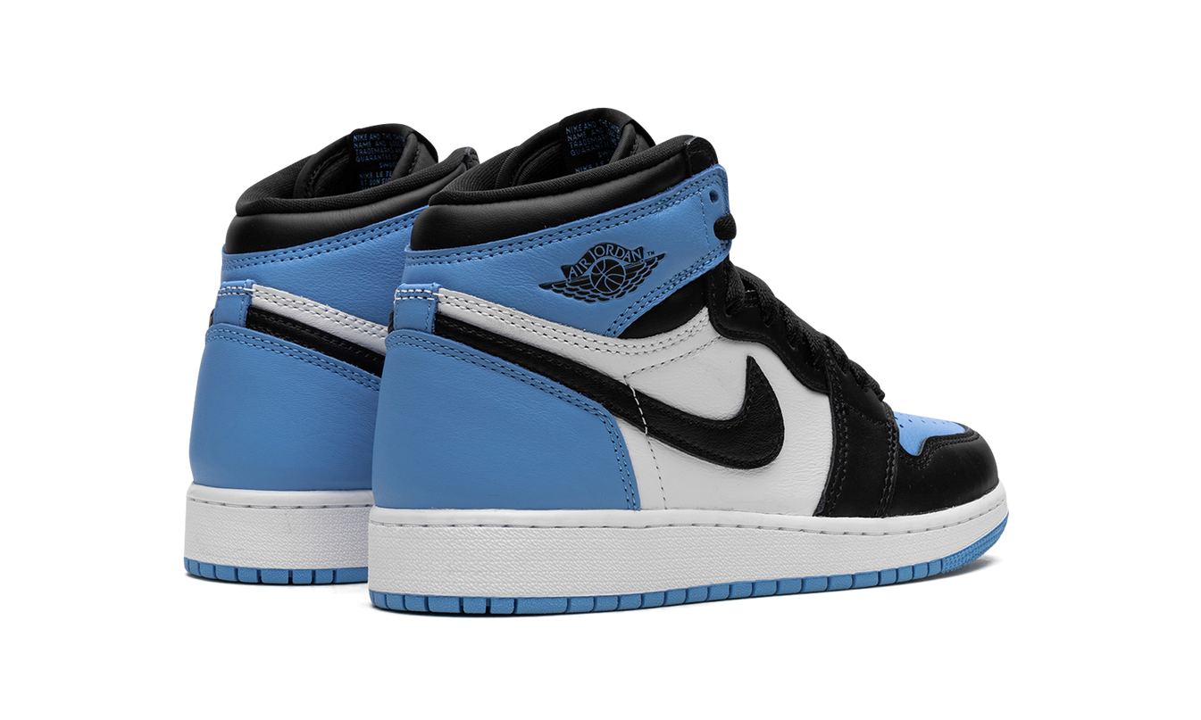 Sneakers Air Jordan 1 Retro High OG GS "UNC Toe" in blauw en wit met oranje accenten, zichtbaar in de afbeelding.