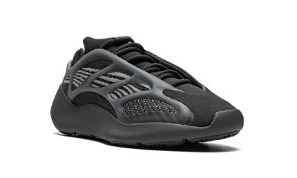 Zwarte Yeezy 700 V3 "Dark Glow" schoenen met lichtgevende details en stijlvolle sportieve uitstraling