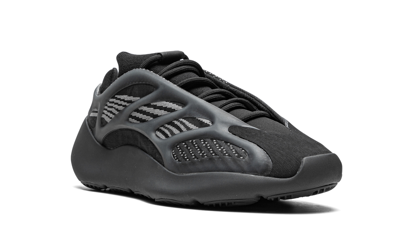 Zwarte Yeezy 700 V3 "Dark Glow" schoenen met lichtgevende details en stijlvolle sportieve uitstraling