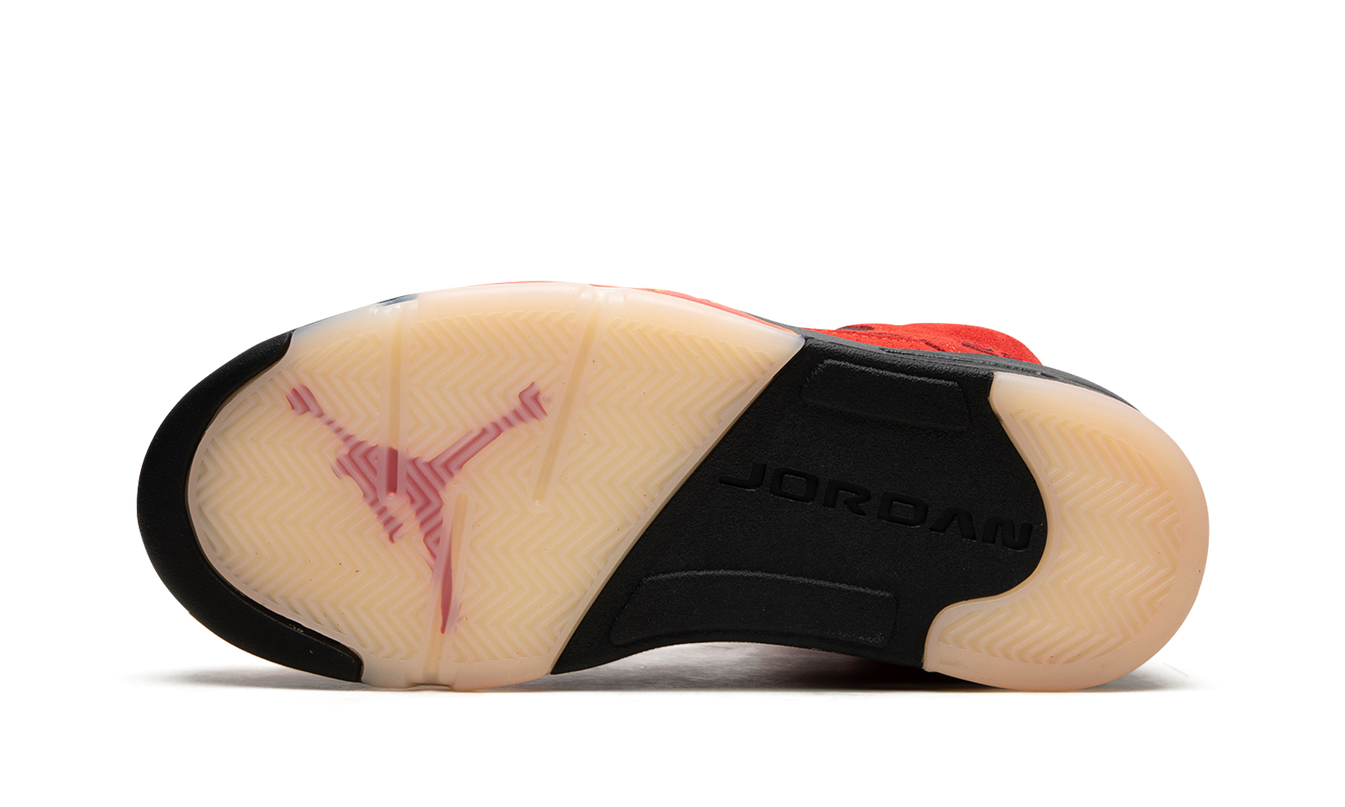Sportieve Air Jordan 5 WMNS "Mars For Her" sneakers in zwart en rood met gedetailleerde Nike-kenmerken en stevige zool.