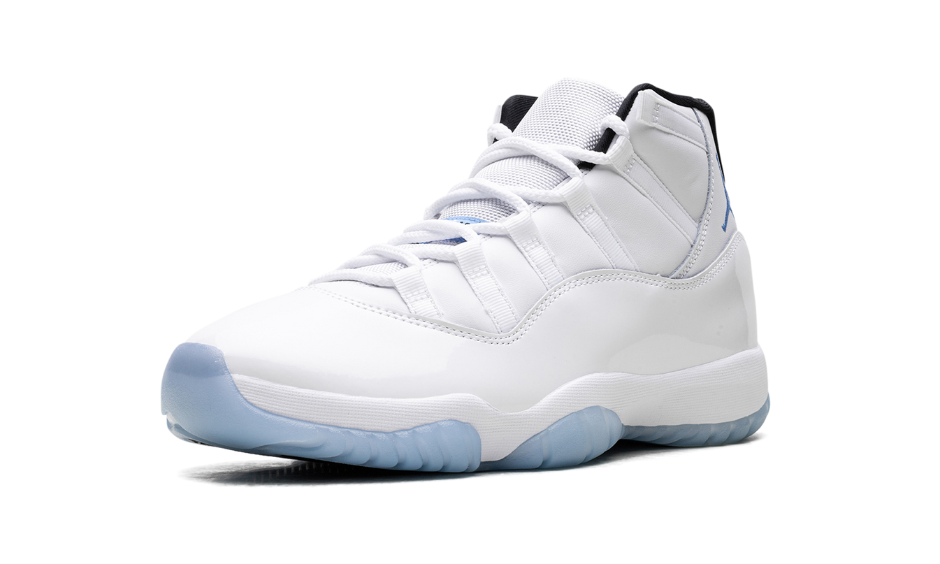 Witte en blauwe Air Jordan 11 Retro sneakers met glanzende afwerking en witte zool op een neutrale achtergrond