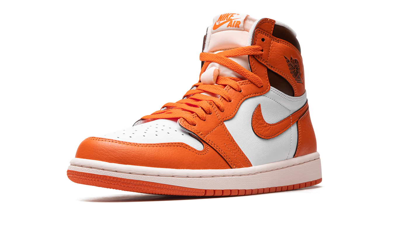 Zwarte Air Jordan 1 HIGH OG WMNS "Starfish" sneakers met oranje accenten en witte zool, zichtbaar op de afbeelding