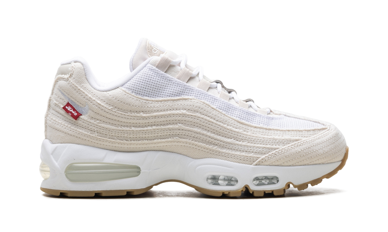 Lichtbruin Levi's Denim Air Max 95 OG sportschoenen met wit en blauwe details, zichtbaar in close-up.