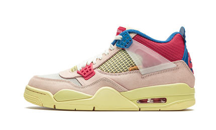 Air Jordan 4 Retro SP "Union Guava Ice" schoenen met lichtblauwe en roze details, zichtbaar in de afbeelding