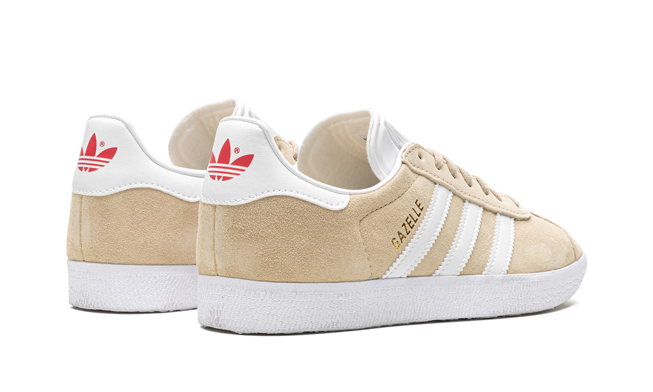 Dames Adidas Gazelle schoenen in beige, zachte suède afwerking en witte zool, geschikt voor casual dragen.
