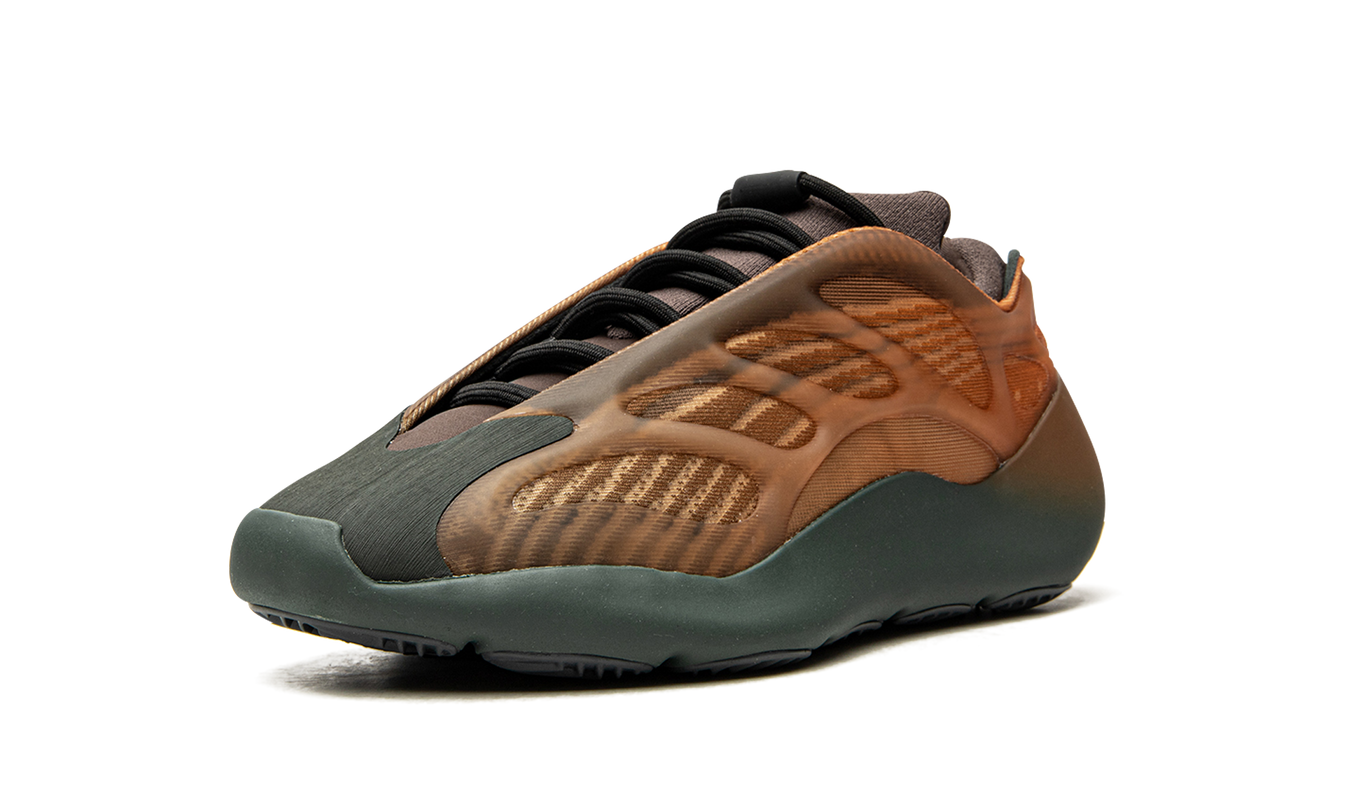 Zwarte Yeezy 700 V3 "Copper Fade" sneakers met oranje en koperkleurige details, zichtbaar van de zijkant.