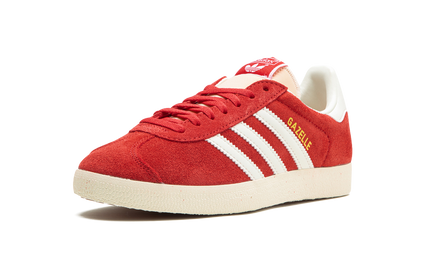 Adidas Gazelle schoenen in "Glory Red" met rood suède bovenwerk en witte zool, geschikt voor casual en sportief dragen.