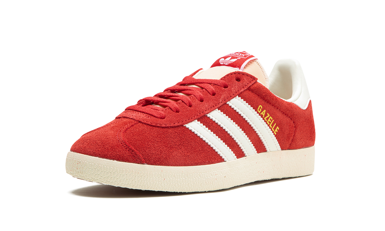 Adidas Gazelle schoenen in "Glory Red" met rood suède bovenwerk en witte zool, geschikt voor casual en sportief dragen.