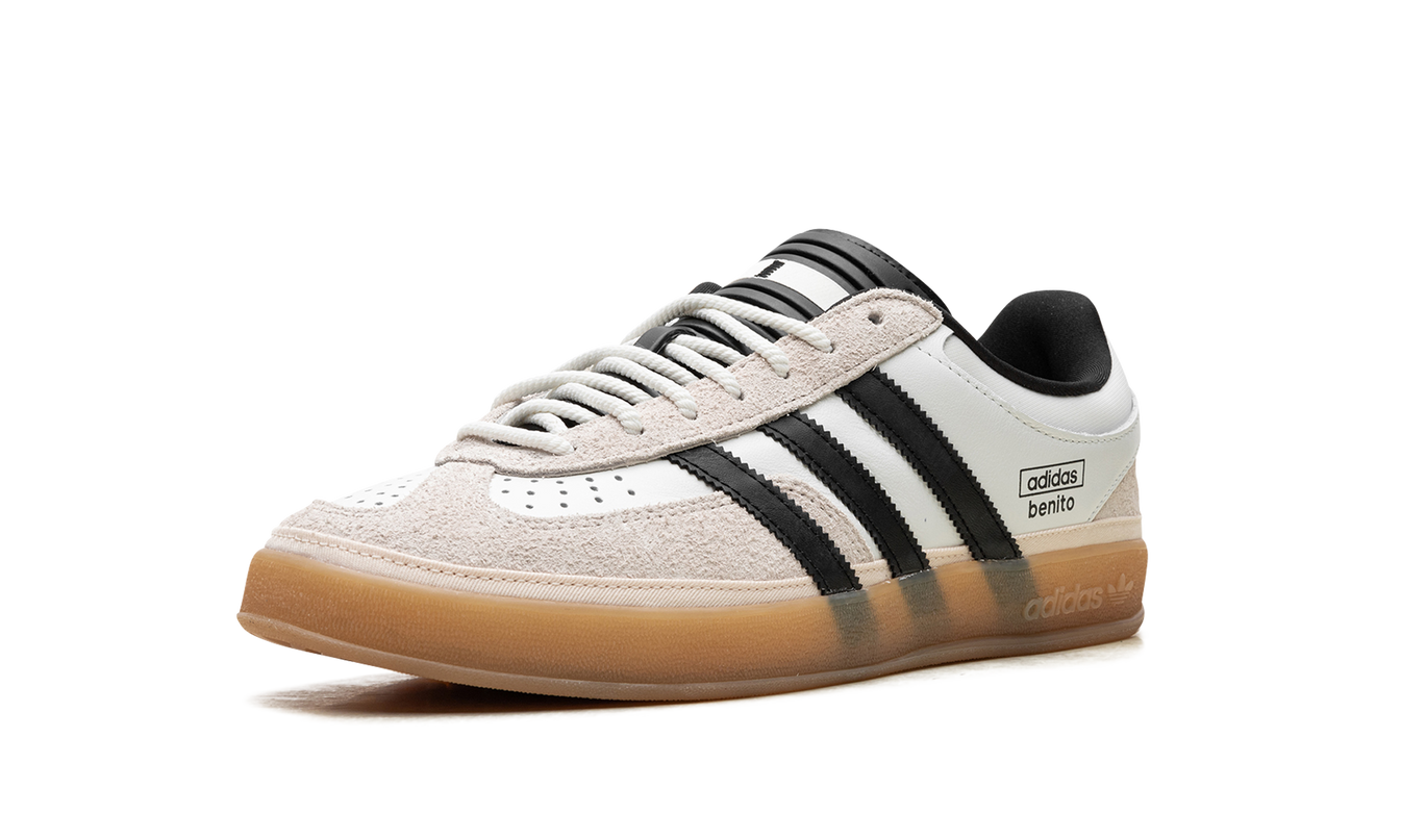 Adidas Gazelle Indoor schoenen in Off White met Bad Bunny ontwerp, ideaal voor binnen sporten, met witte en beige details
