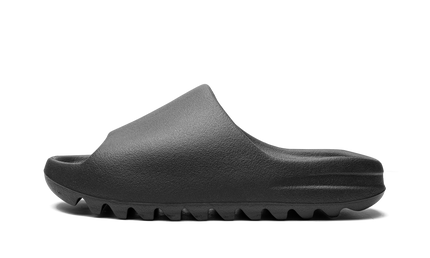 Zwarte Yeezy Slide "Onyx 2022/2023" slippers van Mijn winkel, close-up van de comfortabele schuimzool en strakke ontwerp.