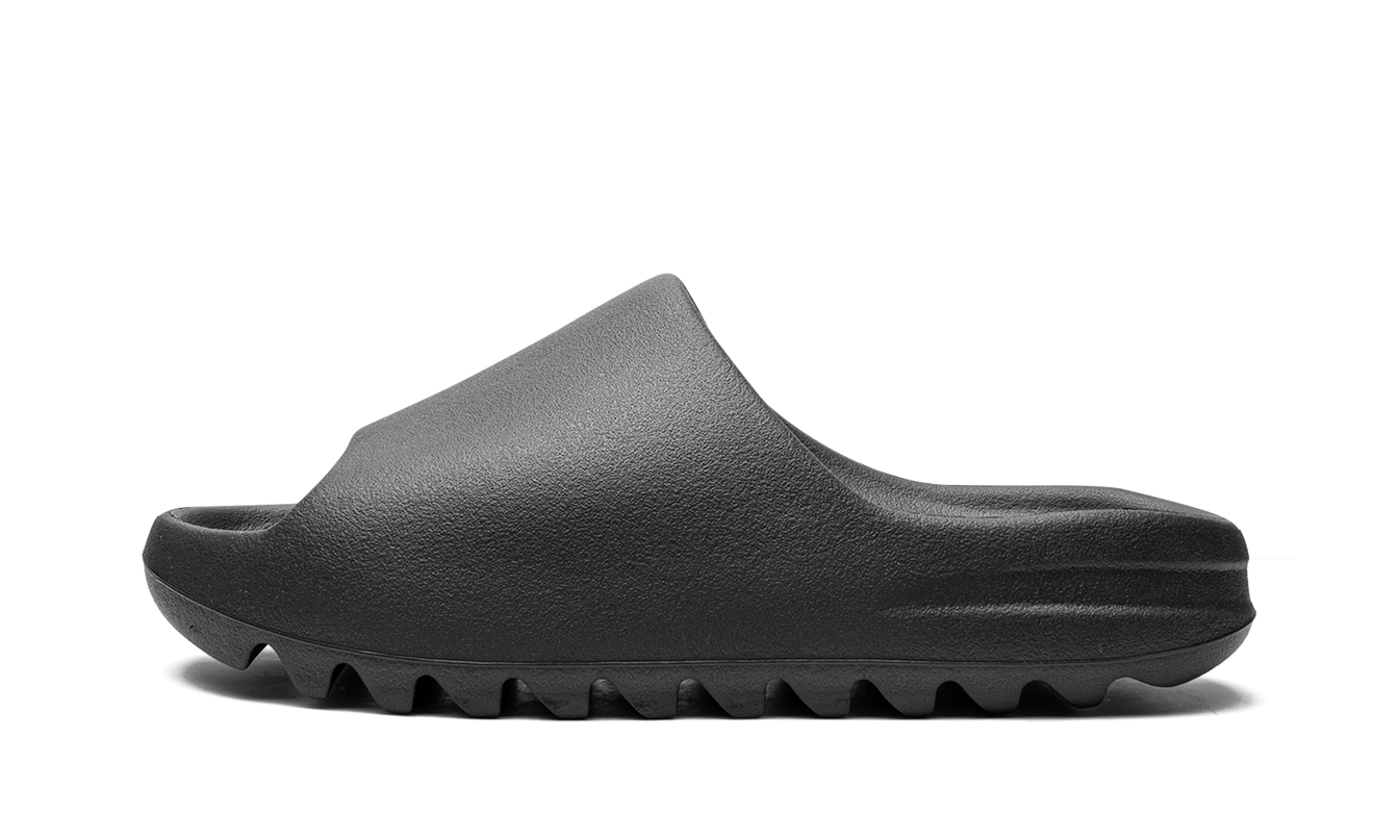 Zwarte Yeezy Slide "Onyx 2022/2023" slippers van Mijn winkel, close-up van de comfortabele schuimzool en strakke ontwerp.