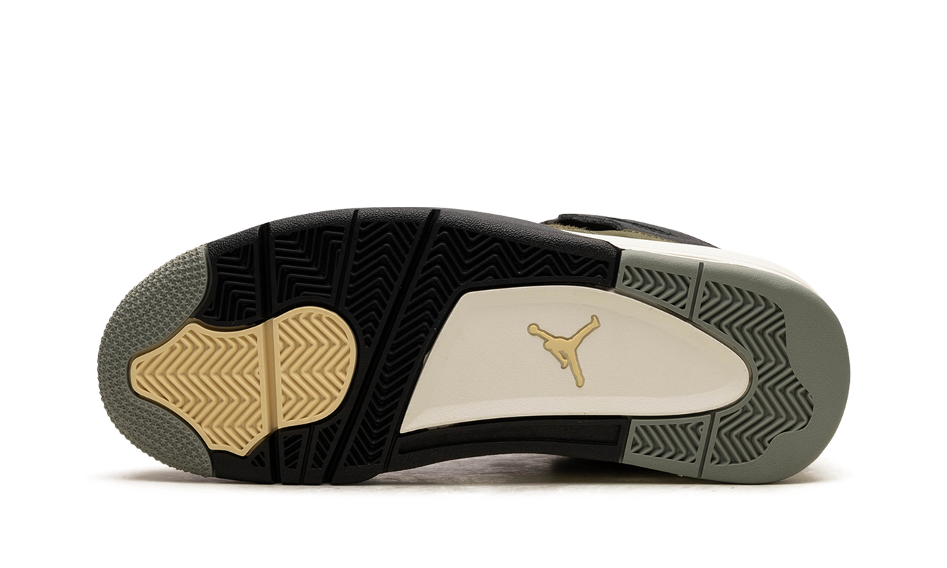 Lichte groene Air Jordan 4 Craft schoenen met leren en suède details, originele sneakers voor heren en dames.