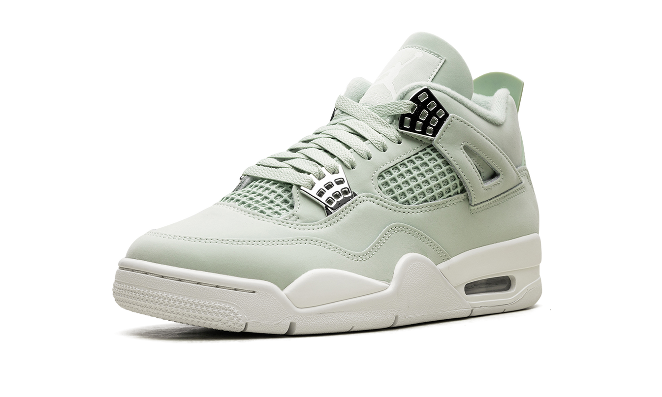 Lichte Air Jordan 4 WMNS "Abundance" sneakers in wit en pastelkleuren, zichtbaar vanaf de zijkant op een witte achtergrond