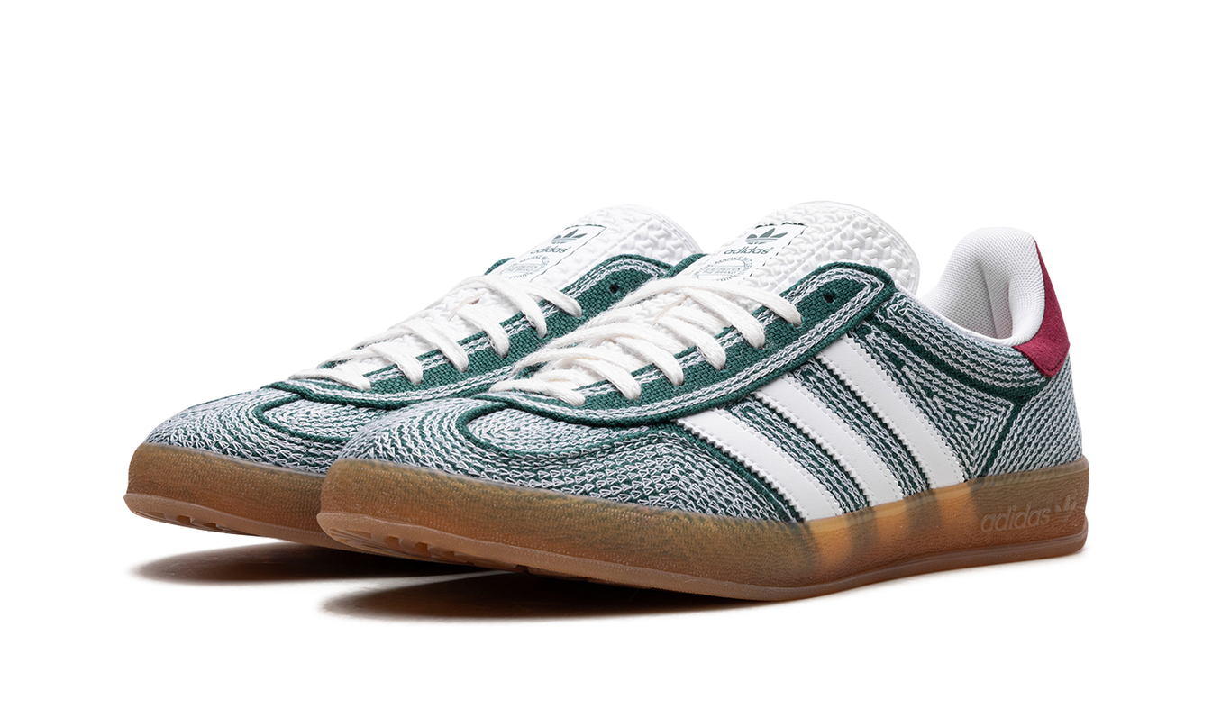 Adidas Gazelle Mid Indoor schoenen in wit en pastelkleuren met veters en merklogo, geschikt voor binnen- en casual gebruik