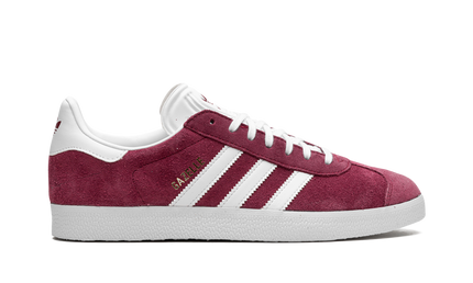 Donkerrode Adidas Gazelle schoenen met witte details en leren bovenkant, geschikt voor casual en sportieve looks.