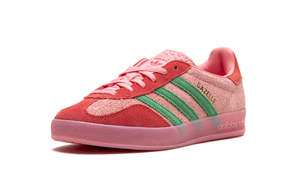 Roze Adidas Gazelle Indoor damesschoenen met semi roze en rode details, binnenmodel, comfortabel en stijlvol.