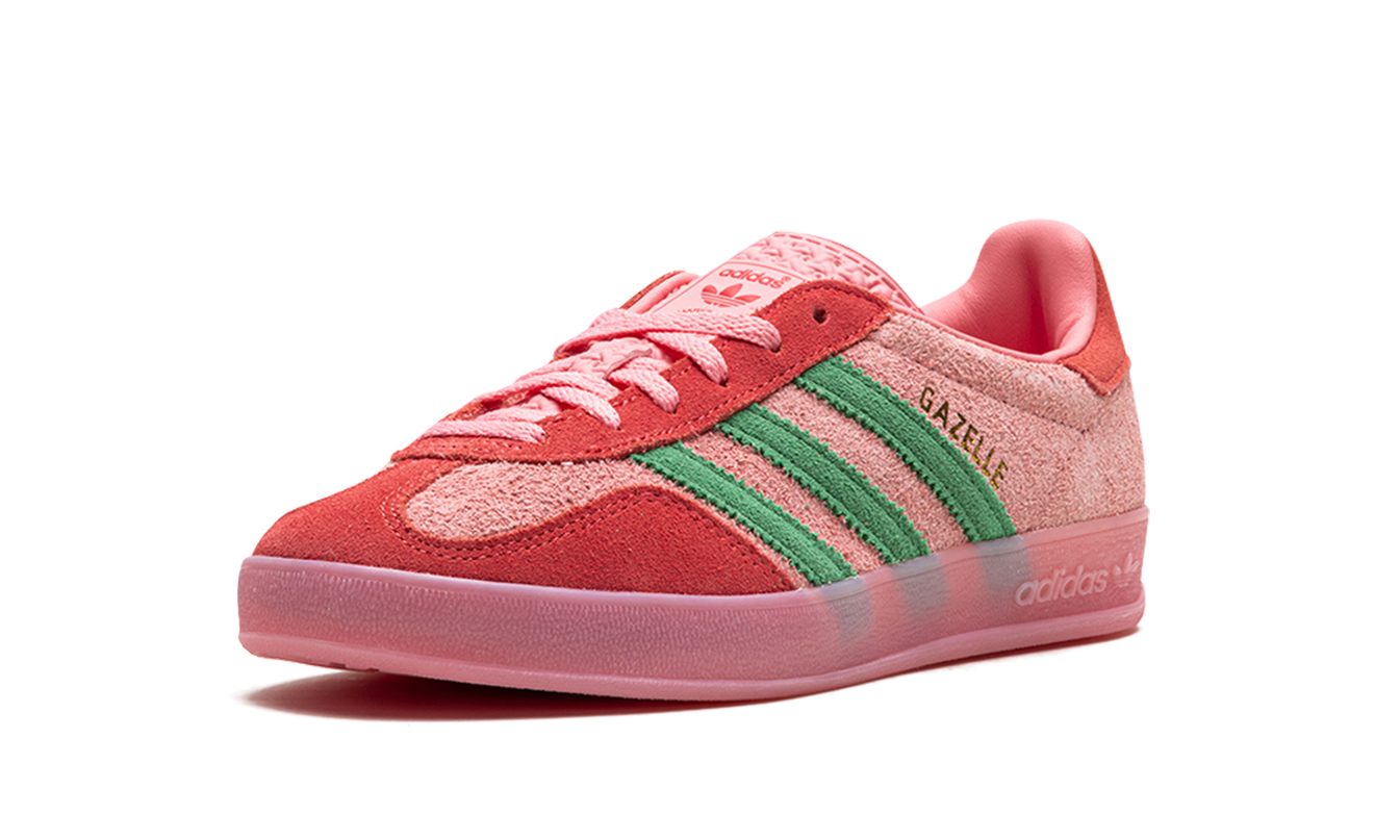 Roze Adidas Gazelle Indoor damesschoenen met semi roze en rode details, binnenmodel, comfortabel en stijlvol.