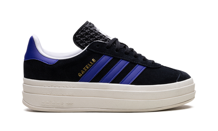 Dames Adidas Gazelle BOLD sneakers in zwart en lichtblauw, zichtbaar op een witte achtergrond.