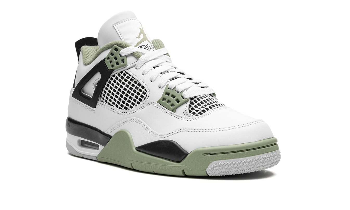 Dames Air Jordan 4 Retro Seafoam Oil Green sneakers met groene en grijze details, zichtbaar op de afbeelding.