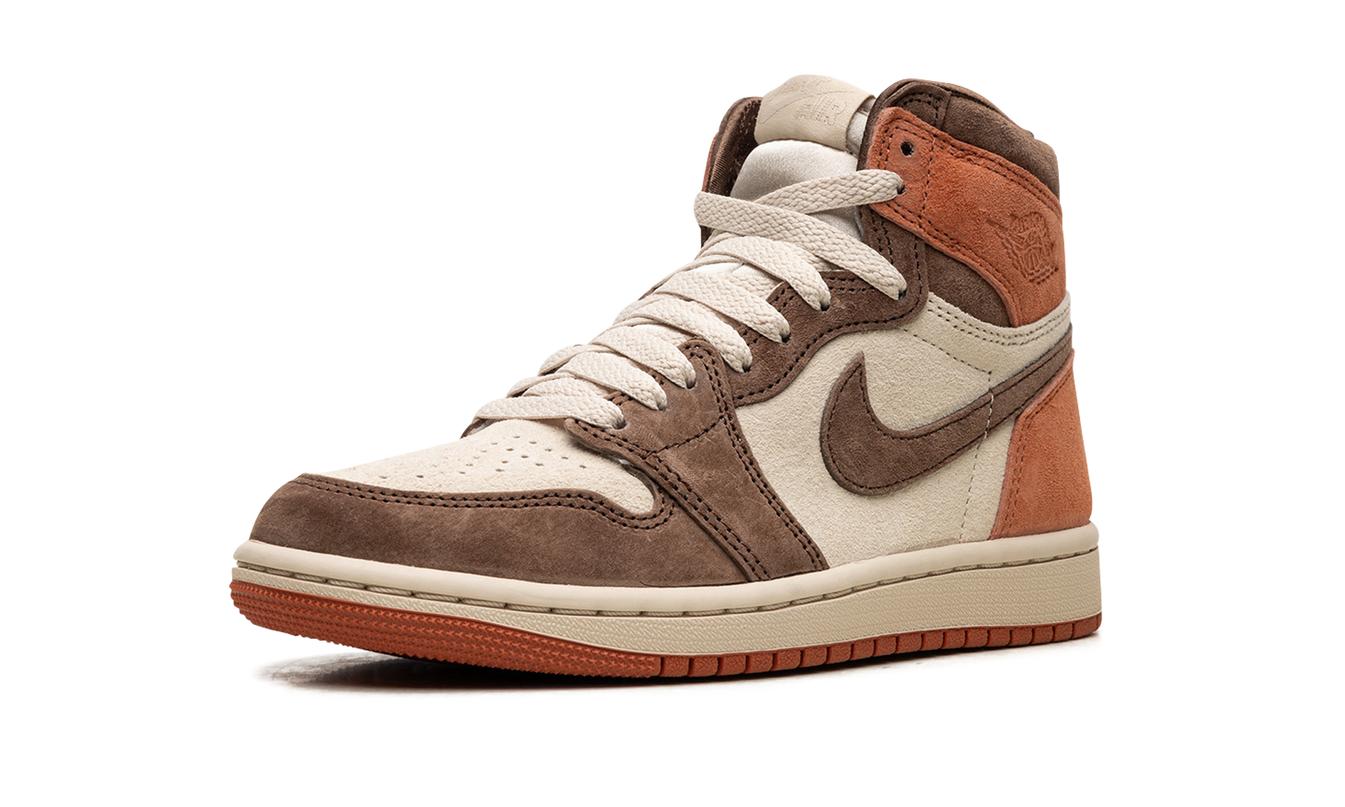 Witte en terracotta Air Jordan 1 HIGH OG WMNS sneakers van Mijn winkel, close-up van de schoenen met oranje accenten