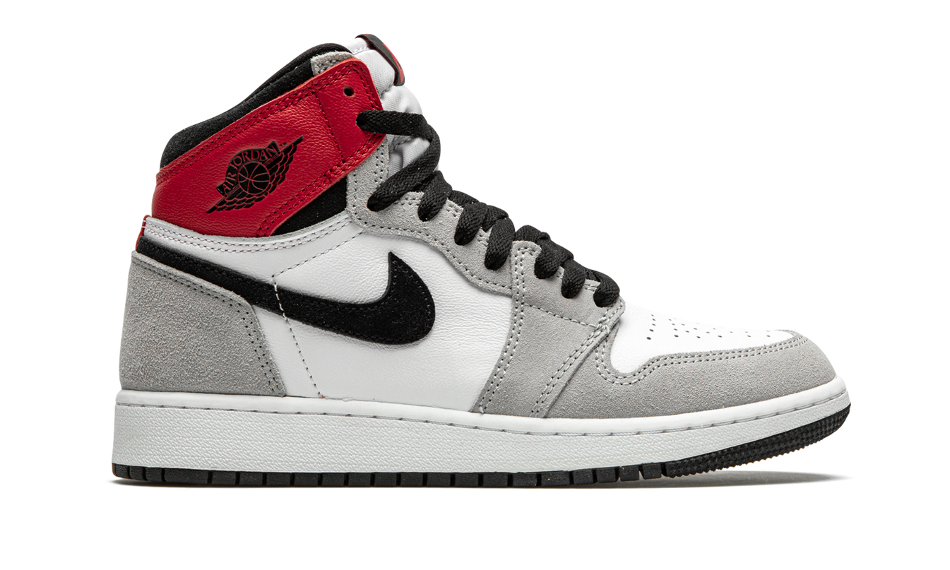 Lichte grijze Air Jordan 1 Retro High OG GS sneakers met leren uitstraling en witte accenten, zichtbaar op de afbeelding.