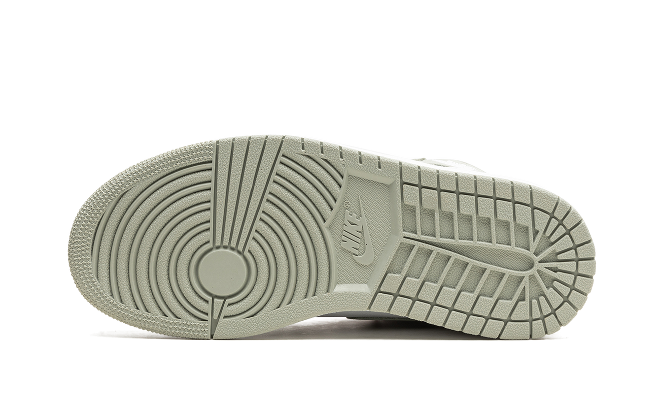 Witte en zeegroene Air Jordan 1 HIGH OG WMNS sneakers, zichtbaar met details van het leren bovenwerk en Nike-borduursel.