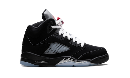 Zwarte Air Jordan 5 Retro OG GS sneakers met metallic afwerking en herontworpen details, zichtbaar in close-up afbeelding.