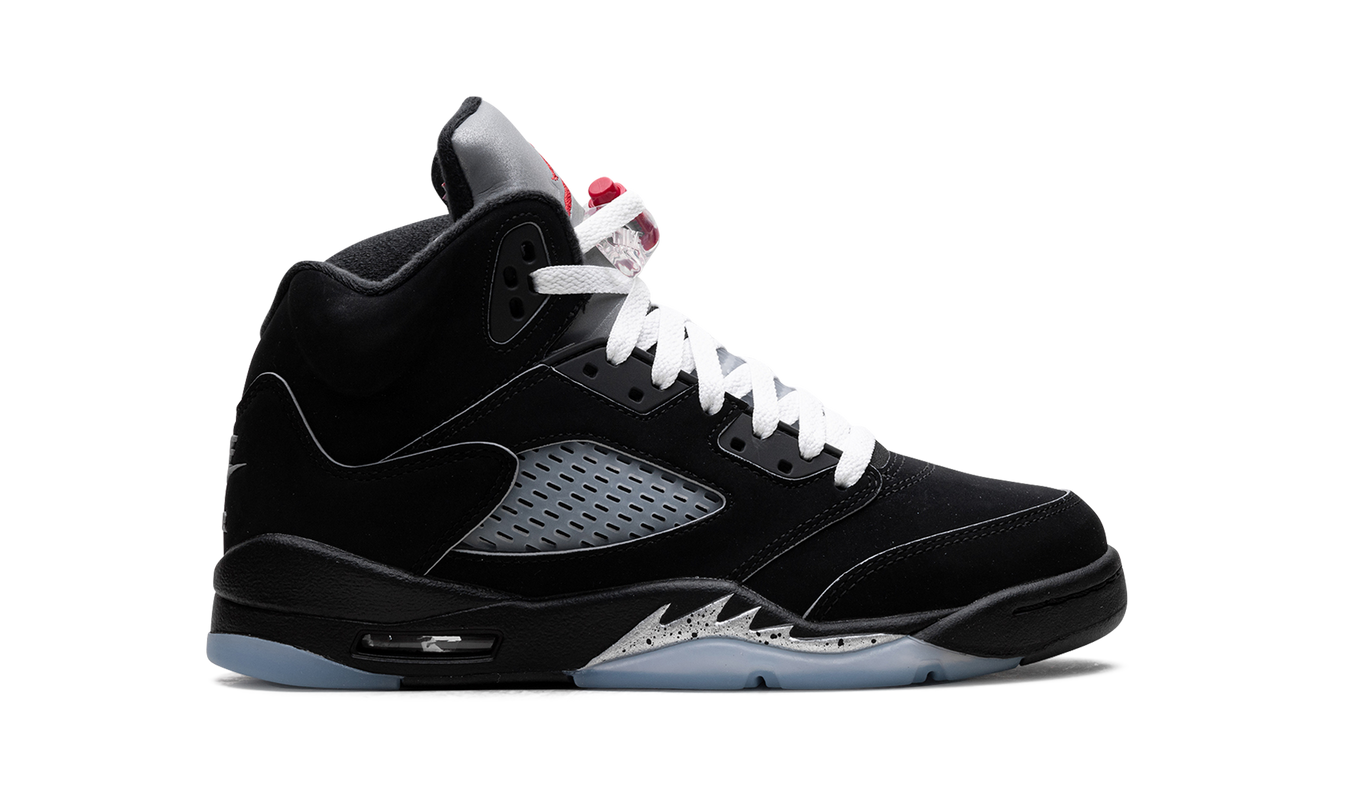 Zwarte Air Jordan 5 Retro OG GS sneakers met metallic afwerking en herontworpen details, zichtbaar in close-up afbeelding.